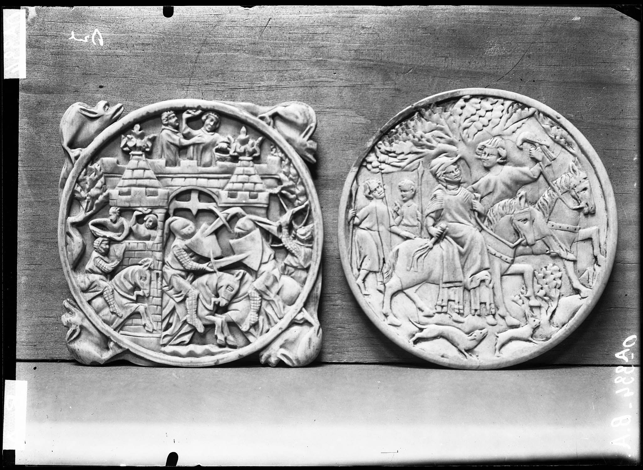 Valve de boîte à miroir, la chevauchée, ivoire, le siège du château