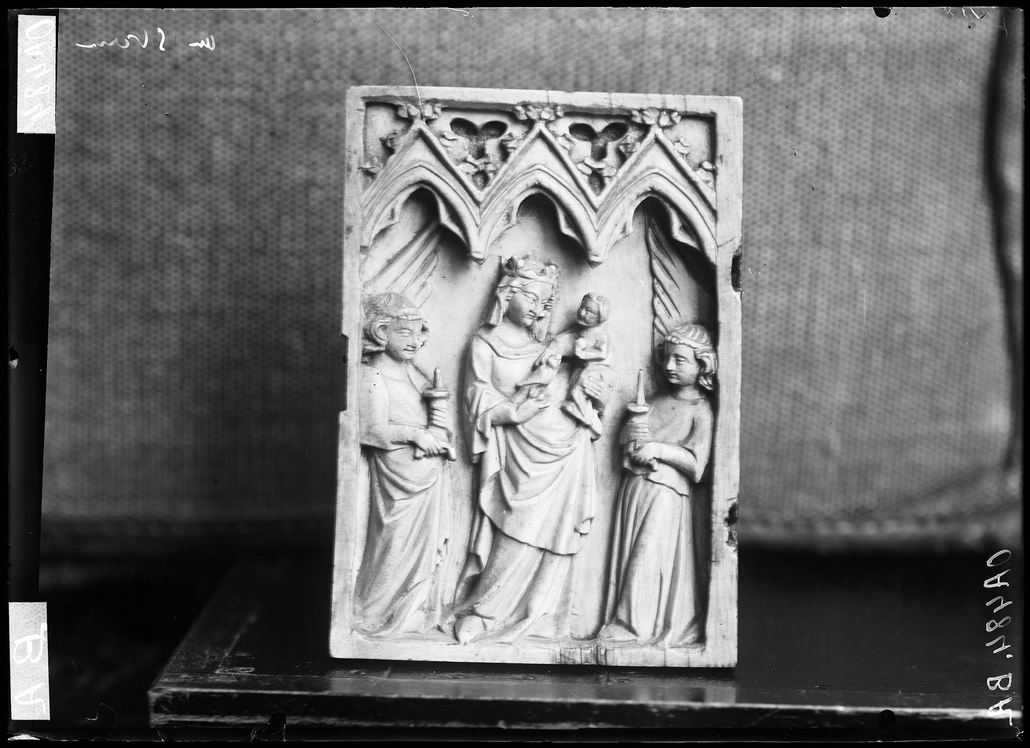 Feuillet gauche d'un diptyque, la Vierge glorieuse, ivoire, France