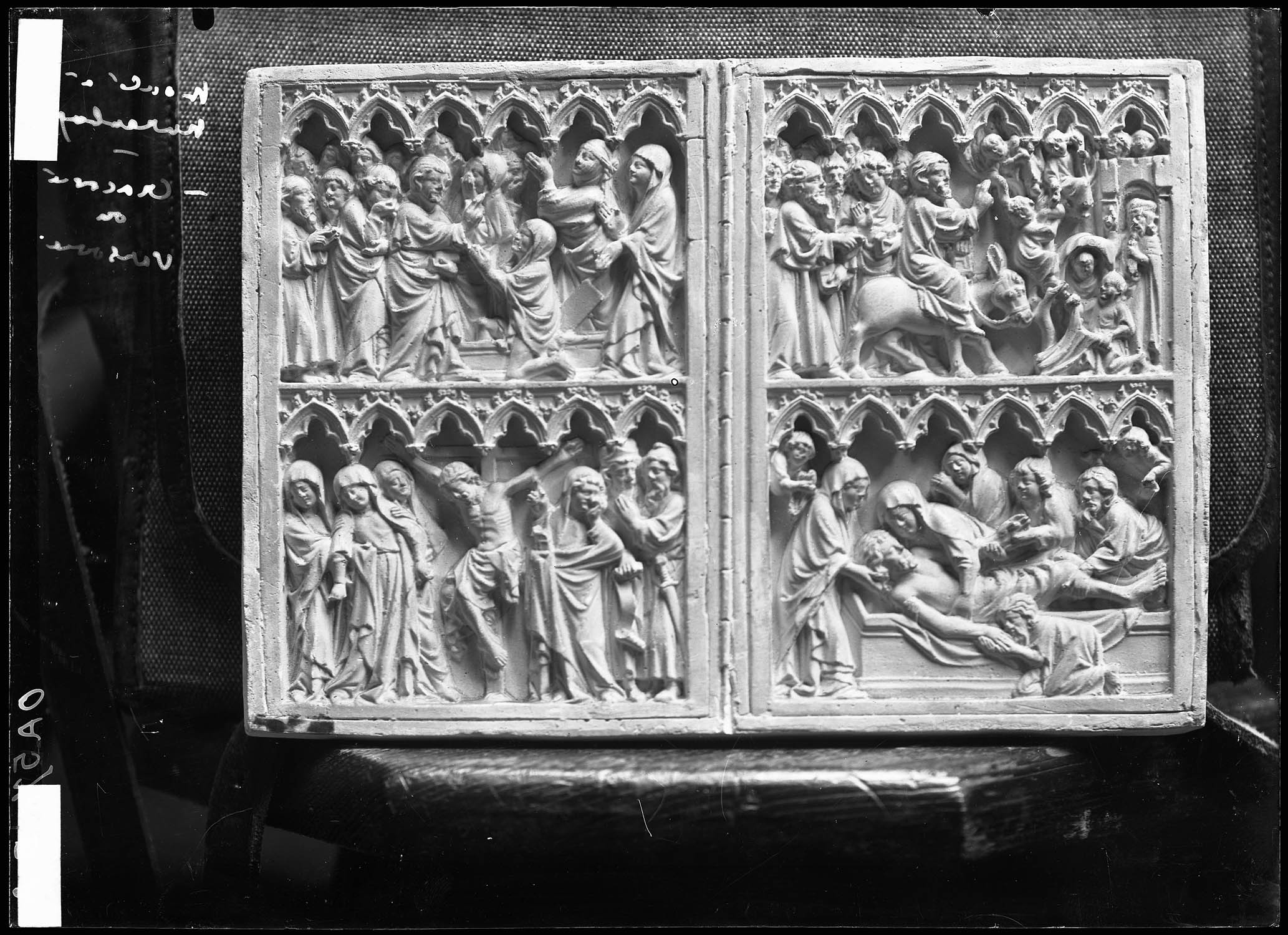 Diptyque, scènes de la Passion, (moulage à Nuremberg)