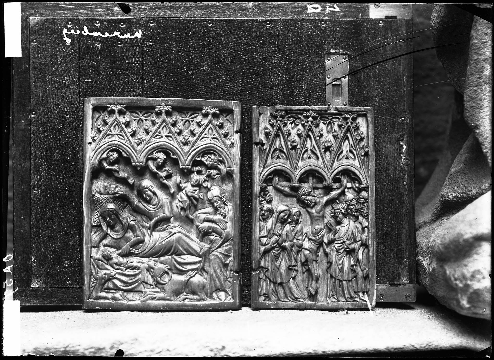 Plaquette, Nativité, Christ en croix