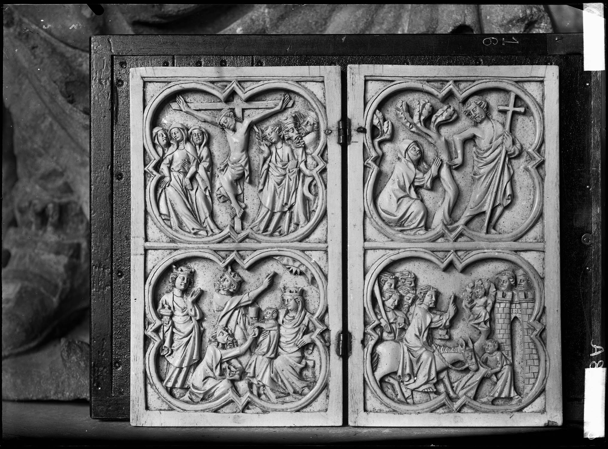 Diptyque, scène de la Passion, saints