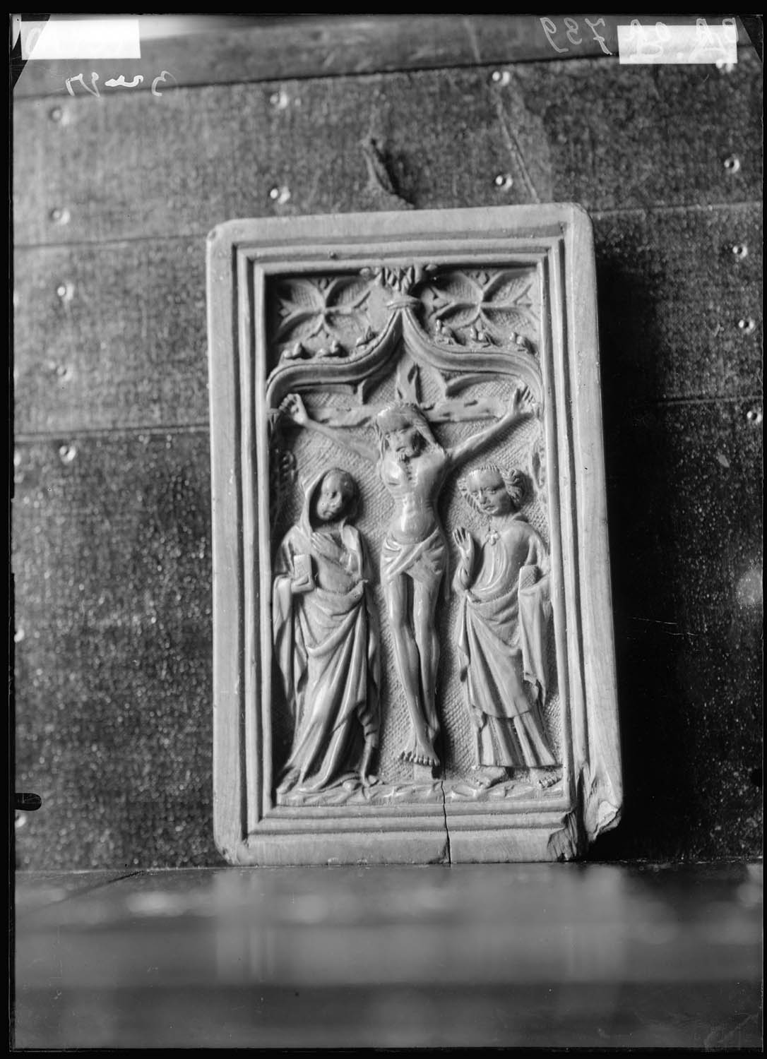 Baiser de paix, Christ en croix, ivoire