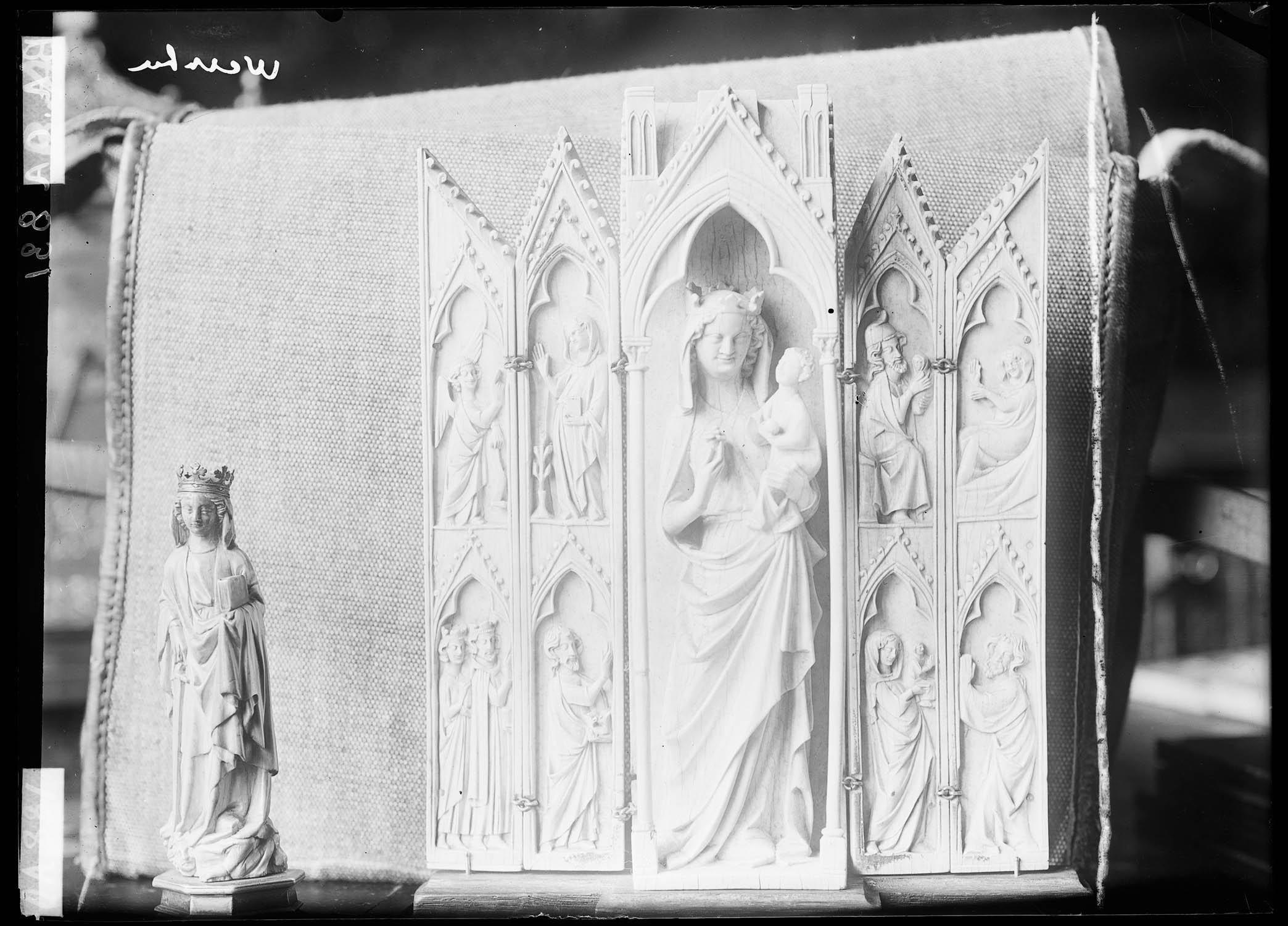 Statuette, sainte Catherine, ivoire,Polyptyque, la Vierge et l'enfance du Christ