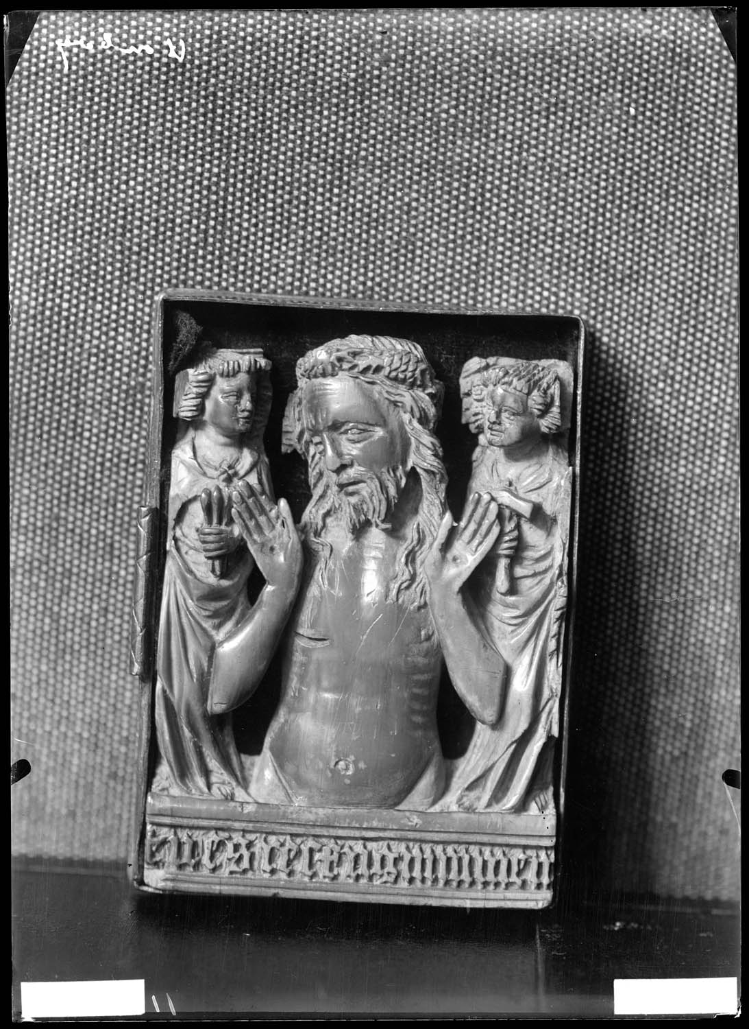 Plaque ajourée, Christ de pitié, ivoire