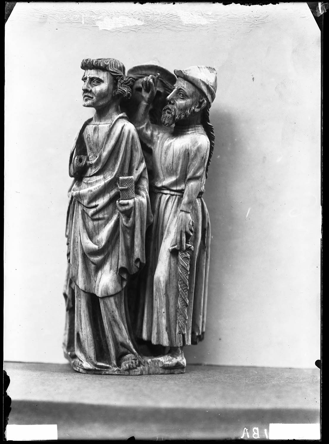 Groupe, saint Jean et deux juifs, ivoire