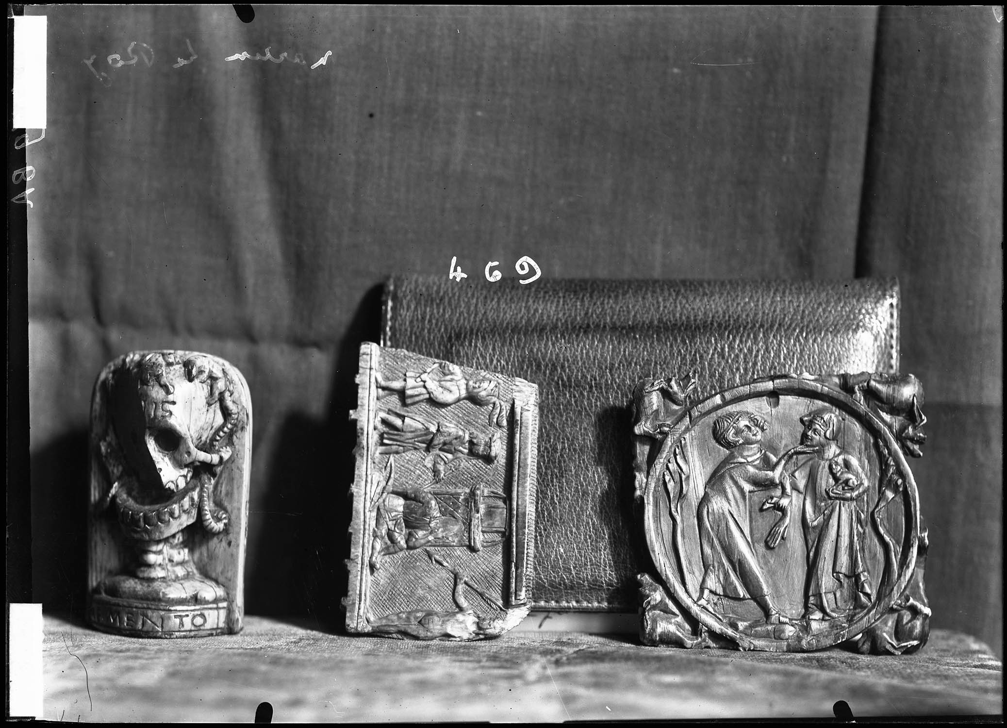 Grain de patenôtre, t^te de mort,Fragment de peigne francais, jugement de Paris,Valve de Boîte à miroir, la rencontre