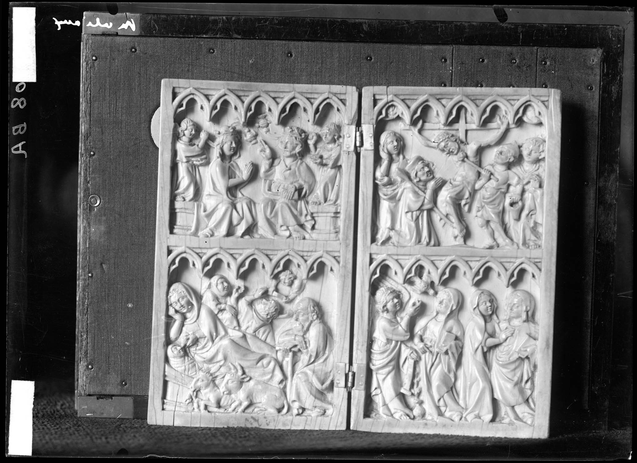 Diptyque, scènes de l'enfance et de la Passion du Christ, ivoire