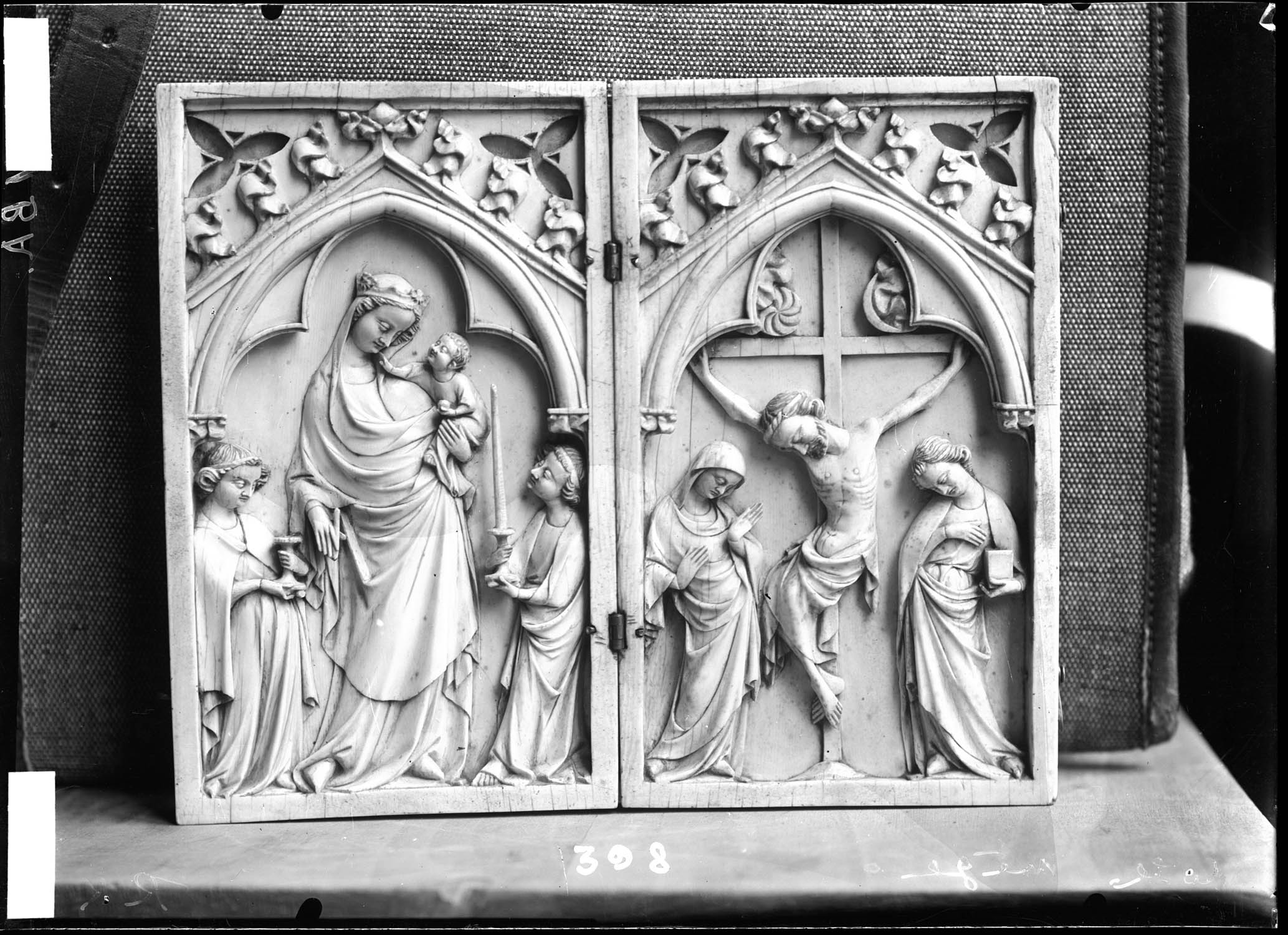 Diptyque, la Vierge glorieuse, le Christ en croix, ivoire, France