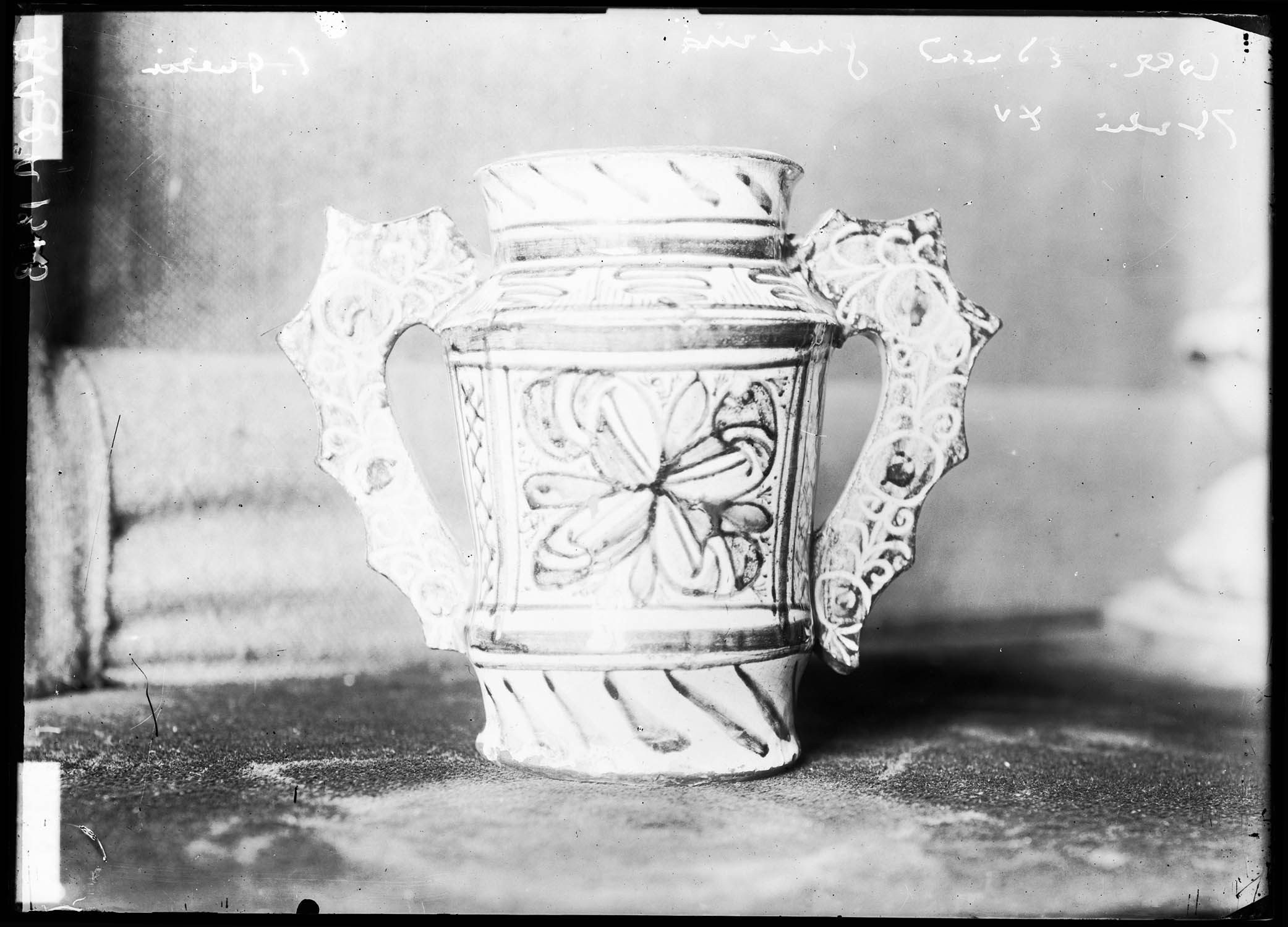 Albarello en faïence décoré de rinceaux à oreilles violet, Italie