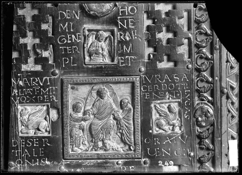 Plaques de l'évangéliaire de Morienval, le Christ entre deux apôtres, les animaux de l'apocalypse, ivoire, France