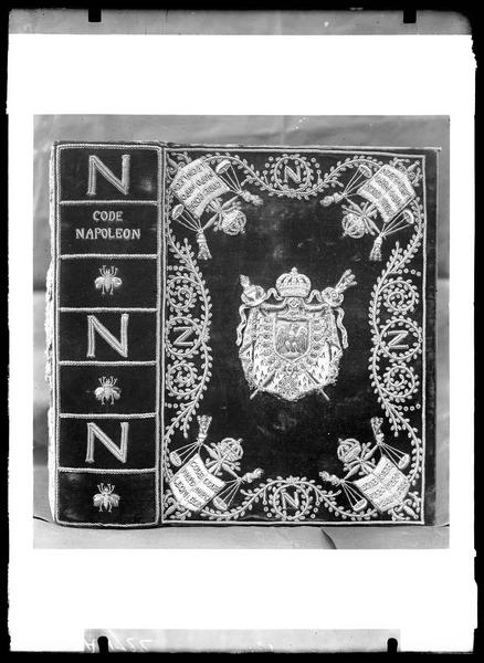 Reliure en velours noir, brodé or aux armes de Napoléon pour l'édition du code civil en 1807