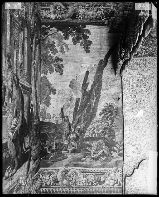 Tapisserie de Paris, tenture des travaux d'Ulysse, d'après S. Vouet, pièce n°3 : les Grecs à la table de Circé, partie droite