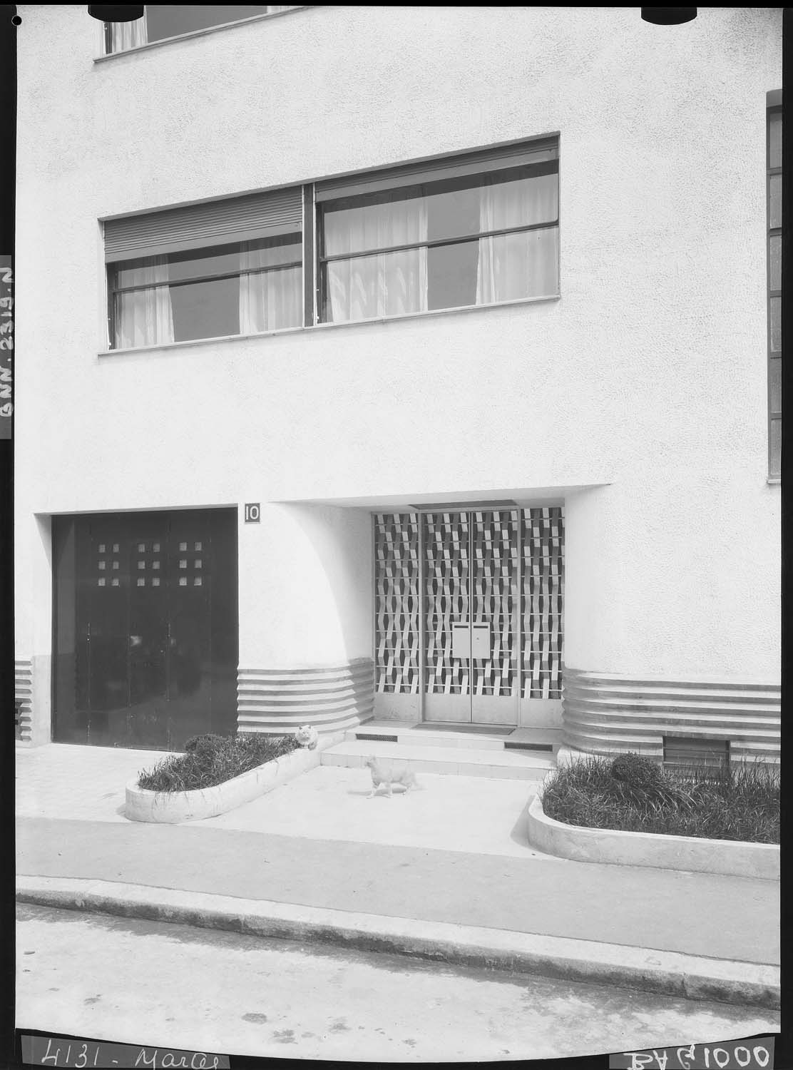 Façade d'entrée : porte extérieure