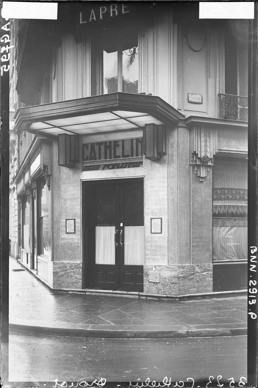 Entrée sur la façade d'angle