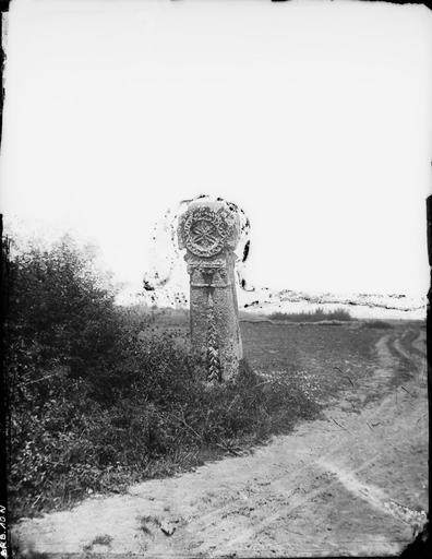 Vue des bas-reliefs de la stèle