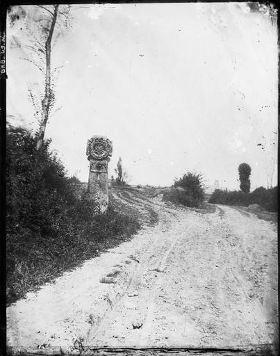 Vue des bas-reliefs de la stèle