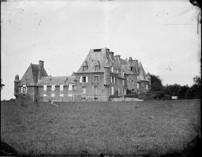 Vue générale extérieure du château du Repas