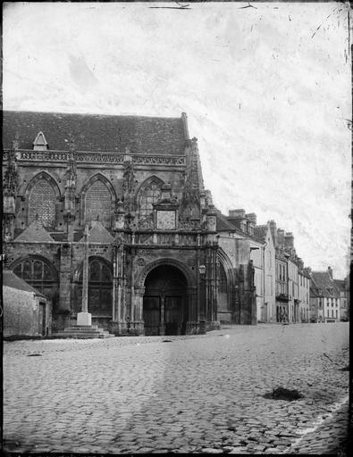 Porche d'entrée et façade nord de l'église