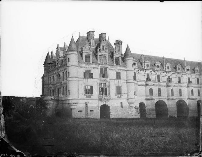 Façade et galerie sur le Cher