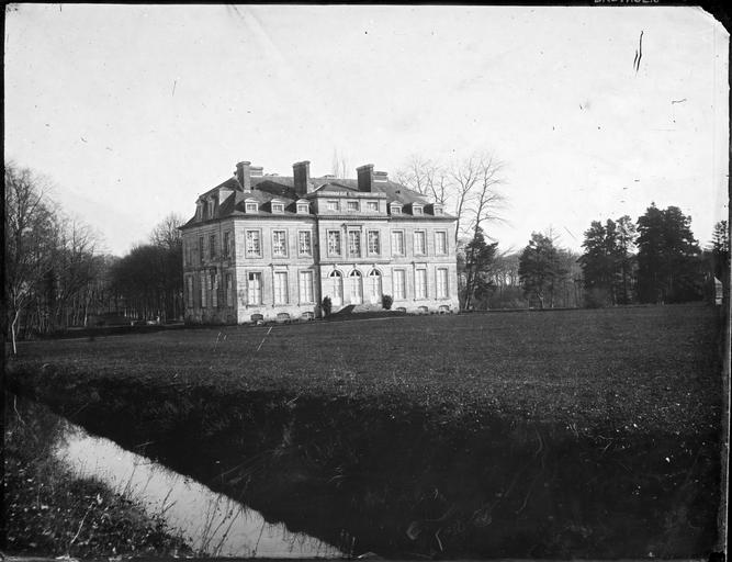 Façade avant du Château de la Tour