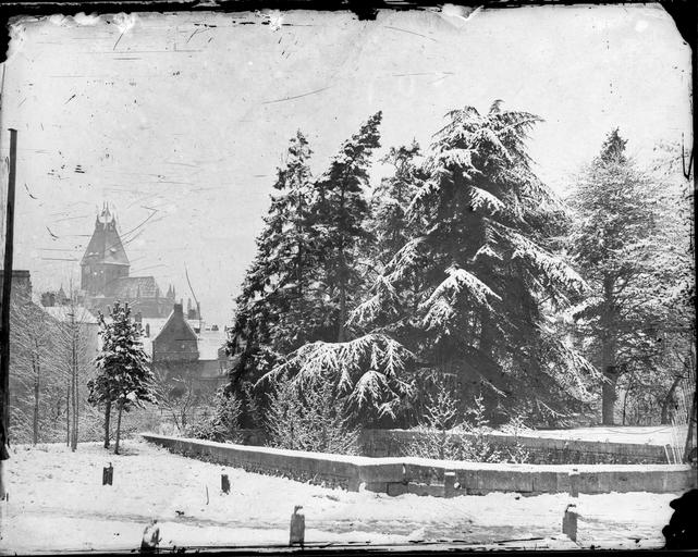 Eglise Saint-Gervais et le saut de loup du château de la Fresnaye, sous la neige