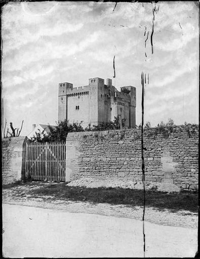 Mur de pierres et donjon de Chambois