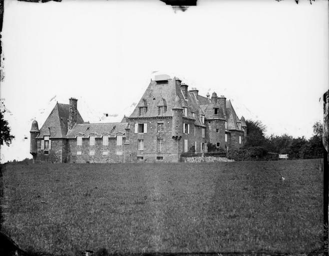 Aile droite et vue arrière du château