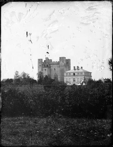 Donjon du château et maison