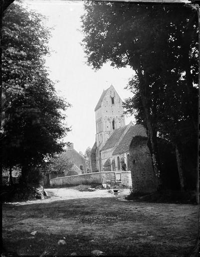 La façade nord et le clocher de l'église