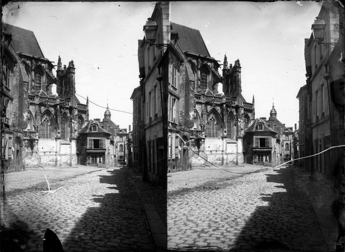 Abside de l'église et vue de l'Hôtel-Dieu