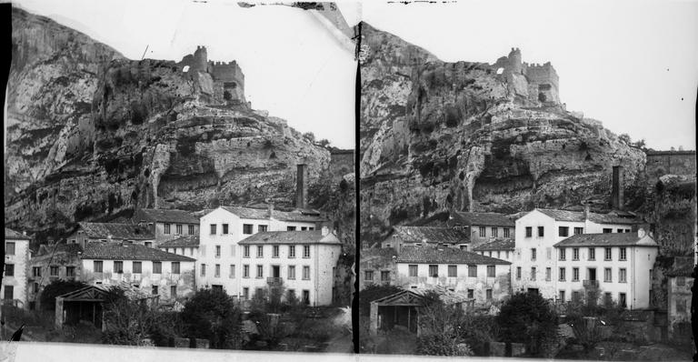 La vallée de la Sorgue, les ruines du château et un moulin