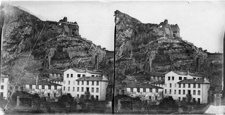 La vallée de la Sorgue, les ruines du château et un moulin