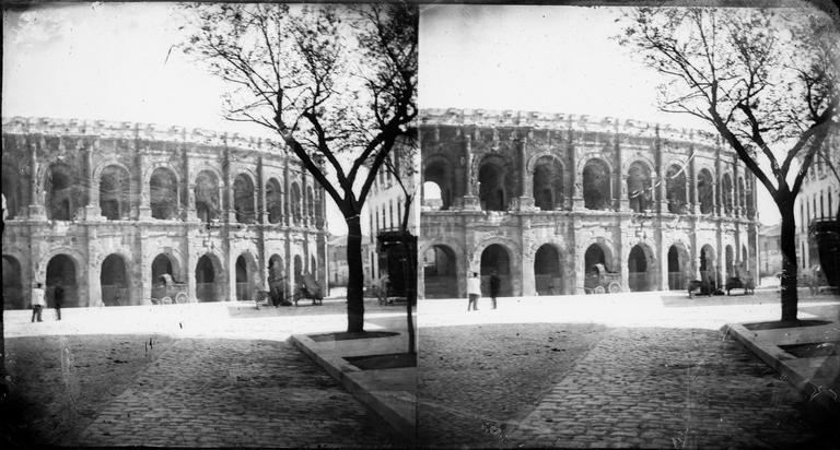 Vue extérieure des arènes romaines