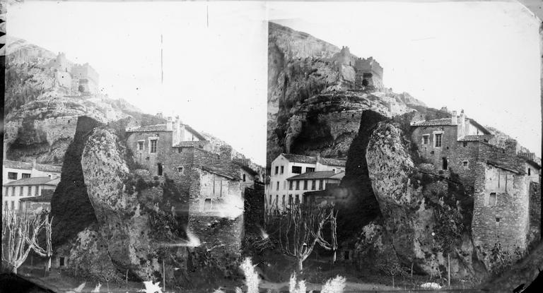 Les ruines du château dans la vallée de la Sorgue