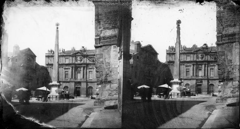 Vue de la place de la République, de la fontaine et de l'Hôtel de Ville