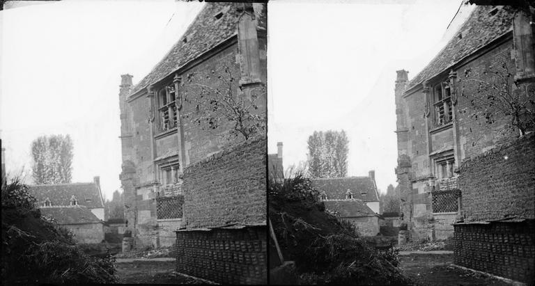 Fenêtres gothiques du côté du manoir