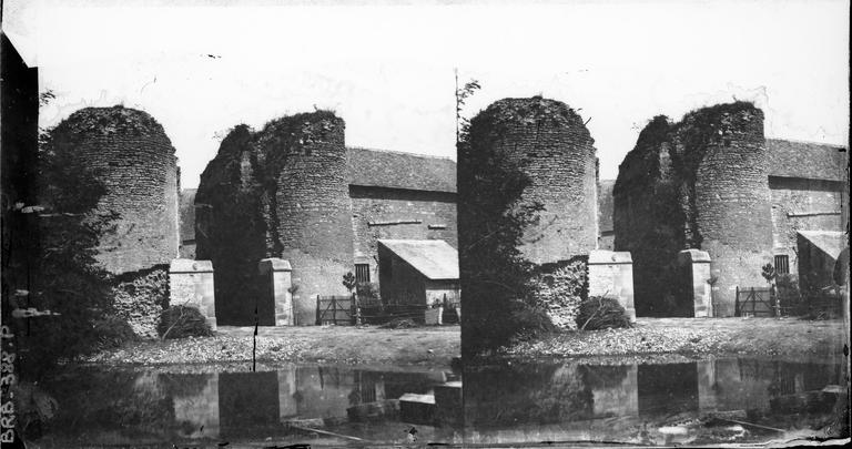 L'entrée de la ferme de l'ancien château fortifié