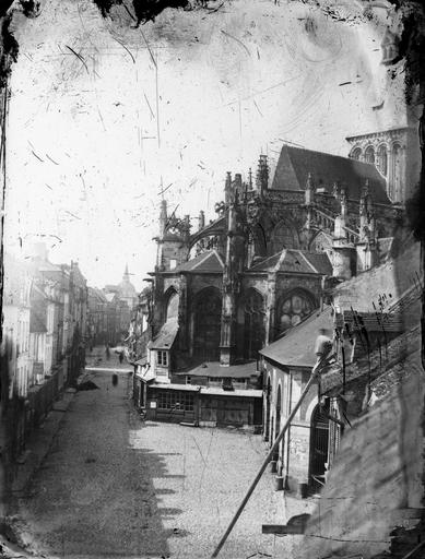 L'abside de l'église Saint-Gervais vue de l'atelier du photographe, un ouvrier sur une échelle au premier plan