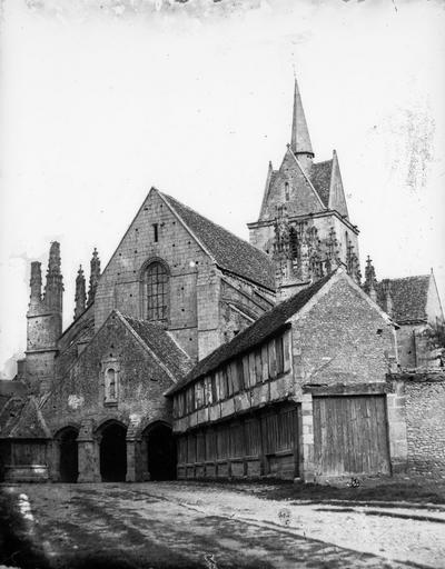 L'église Notre-Dame de Guibray, vue de la place de la Reine Mathilde