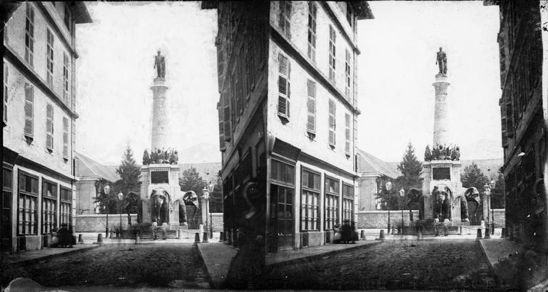 La Fontaine des éléphants et la statue du général de Boigne