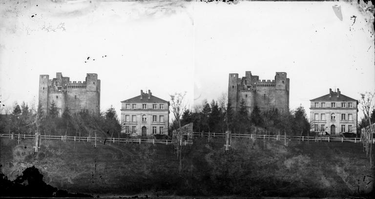 Le donjon et un hôtel particulier