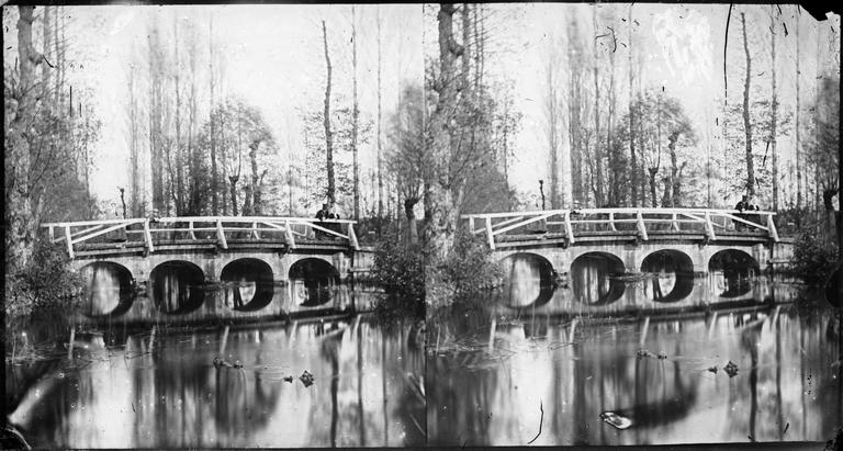 Pont du plan d'eau du château de La Tour, sur lequel pose un couple