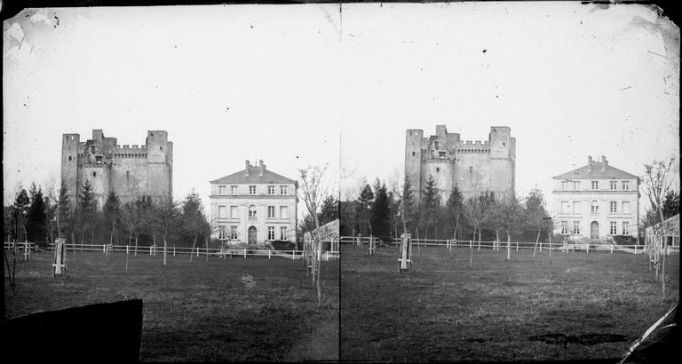 Le donjon et un hôtel particulier