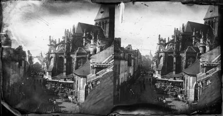 Vue d'une rue animée et de l'abside de l'église Saint-Gervais-Saint-Protais du balcon du photographe