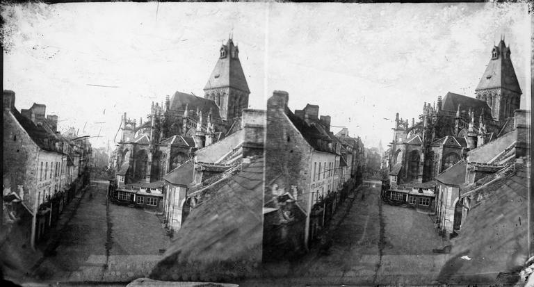 Vue d'une rue déserte et de l'abside de l'église Saint-Gervais-Saint-Protais