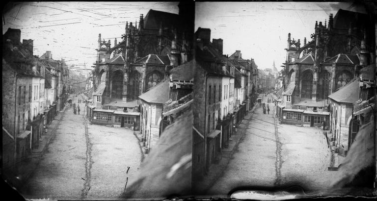 Vue d'une rue peu animée et de l'abside de l'église Saint-Gervais-Saint-Protais du balcon du photographe