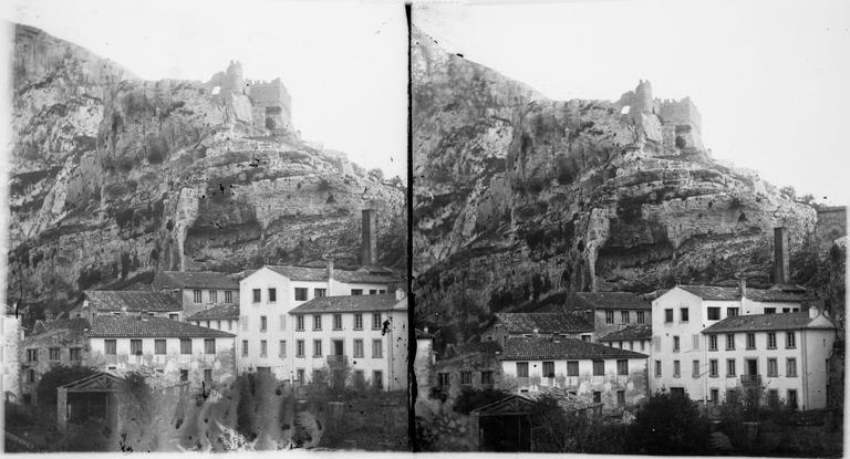 Ruine de château et moulin dans la vallée de la Sorgue