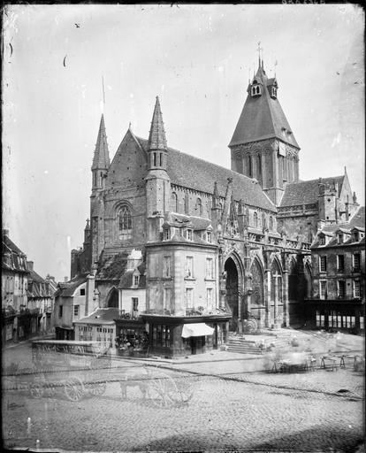 Façade ouest et place Saint-Gervais