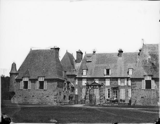 Vue de la façade du château composé d'un corps de bâtiment en longueur terminé par des tourelles aux angles, un porche en pierre, un personnage posant à la porte