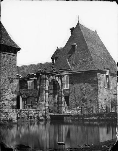 Vue de l'entrée, du pont-levis et des douves